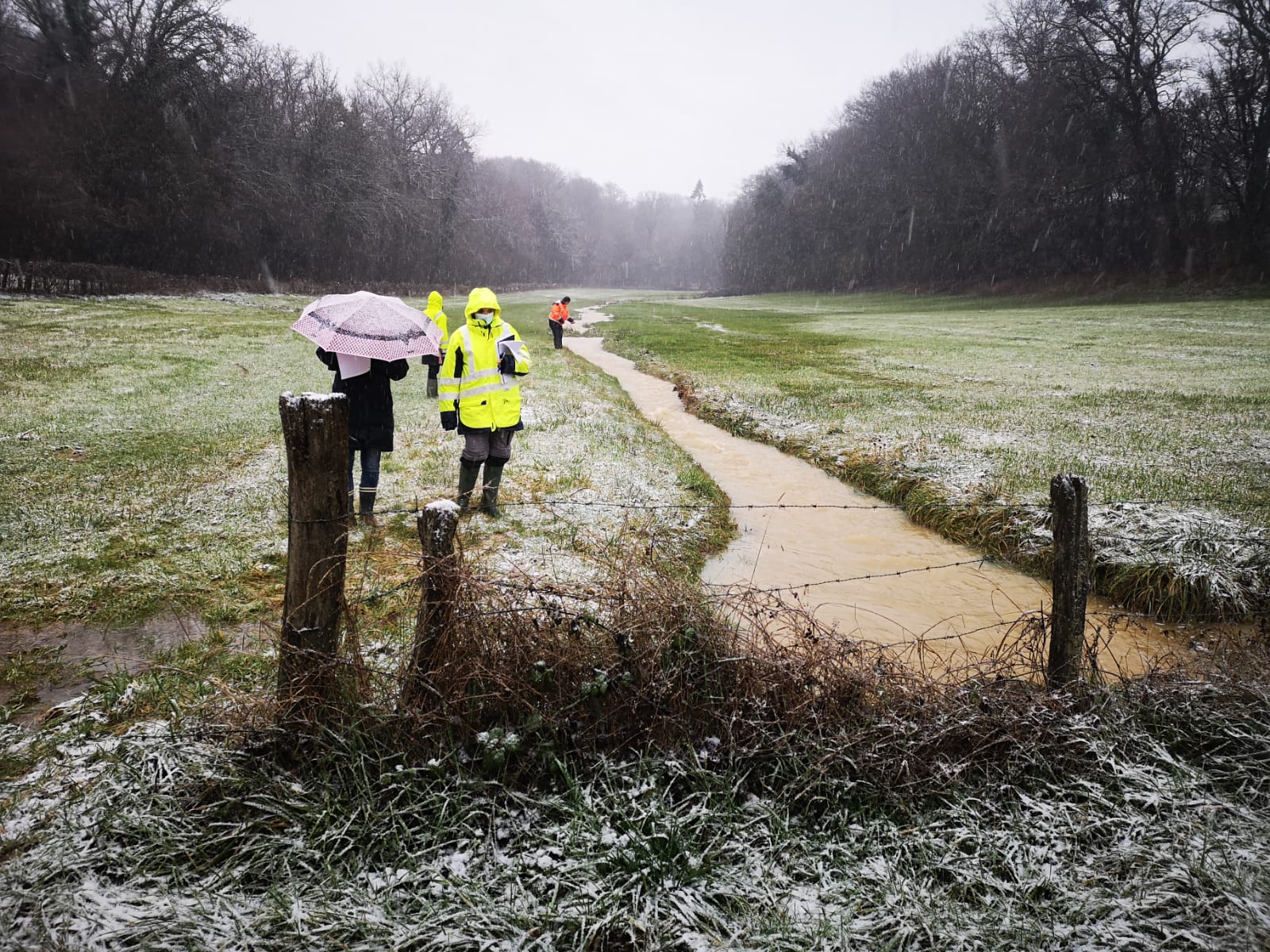 Sur le terrain et sous la pluie