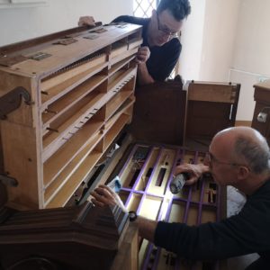 Dans le ventre de l’Harmonium…