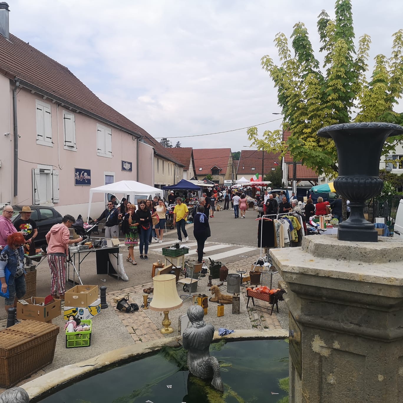 Un 8 mai en deux temps : le vide-grenier