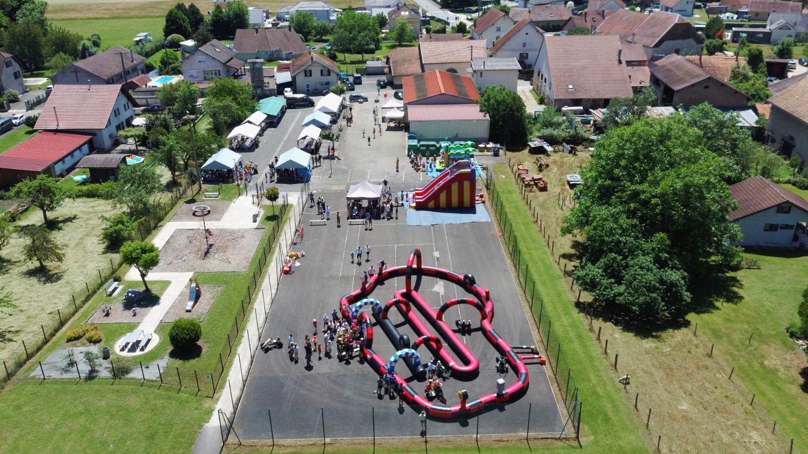 Une fête d’école sous le soleil, et cependant arrosée…