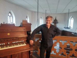 Et l’harmonium chanta…